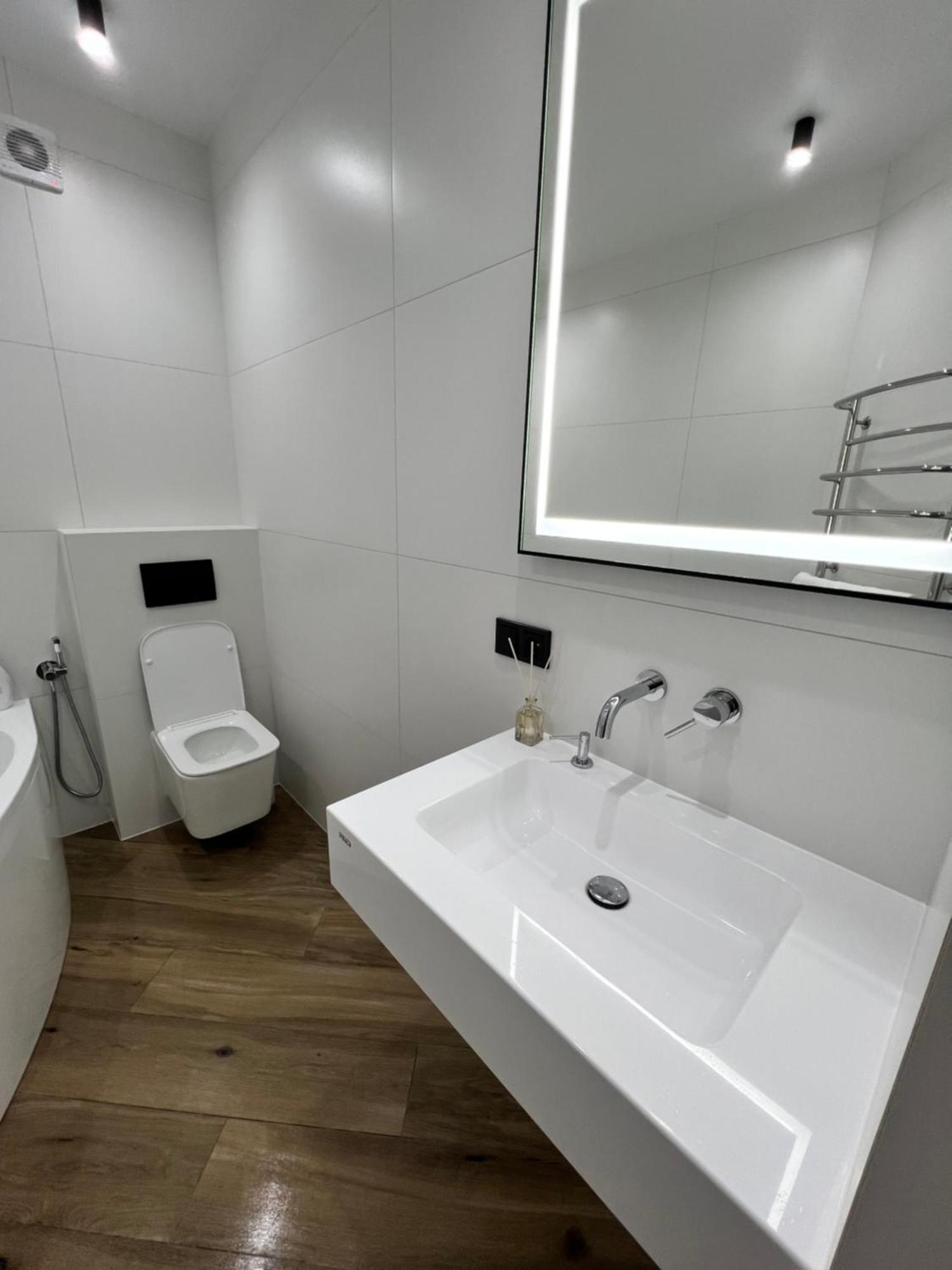 Люкс Апартаменти Район Автовокзалу В Жкарена Та Жк Great House Поблизу Обласноі Лікарні Rivne Exterior foto