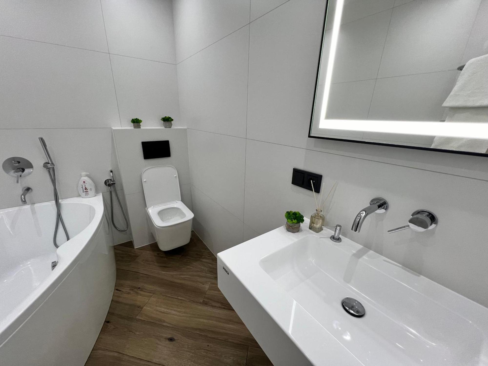 Люкс Апартаменти Район Автовокзалу В Жкарена Та Жк Great House Поблизу Обласноі Лікарні Rivne Exterior foto